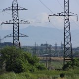 120 po lewej stronie 18 m.pomnik Matki Armenii grożnie patrzącej w stronę tureckiej granicy,.W nieodległych zabudowaniach do dziś stacjonują wojska rosyjskie.